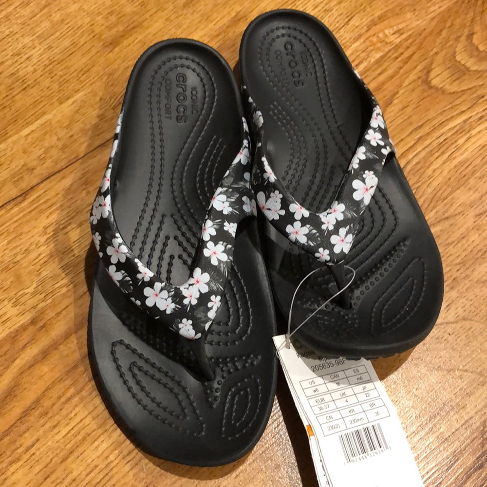 Womens Crocs. Size 6.